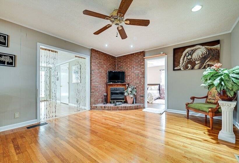 Home In Temple W/ Screened Porch + Gas Fireplace!
