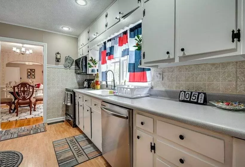 Home In Temple W/ Screened Porch + Gas Fireplace!