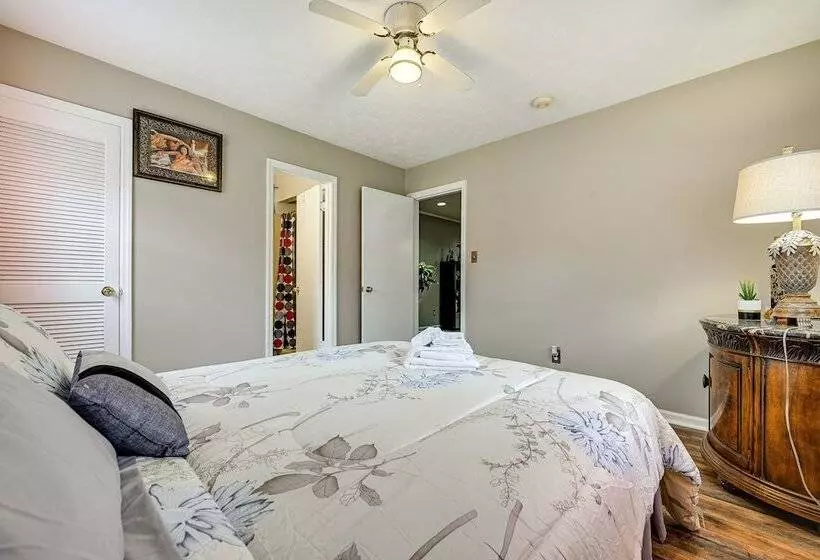 Home In Temple W/ Screened Porch + Gas Fireplace!