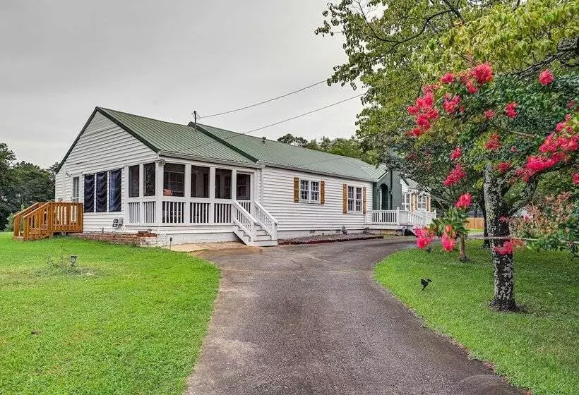 Home In Temple W/ Screened Porch + Gas Fireplace!