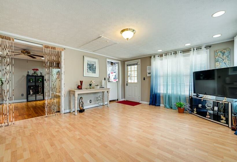 Home In Temple W/ Screened Porch + Gas Fireplace!