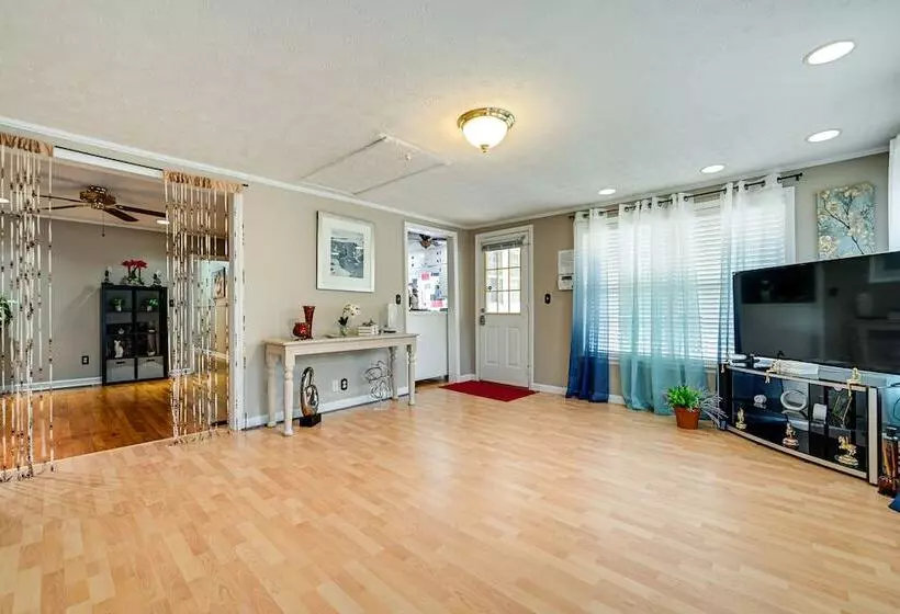 Home In Temple W/ Screened Porch + Gas Fireplace!