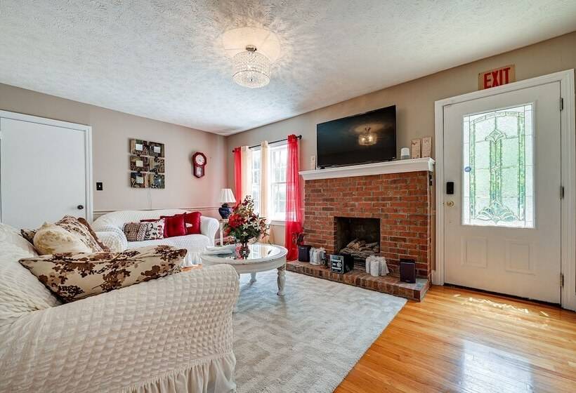 Home In Temple W/ Screened Porch + Gas Fireplace!