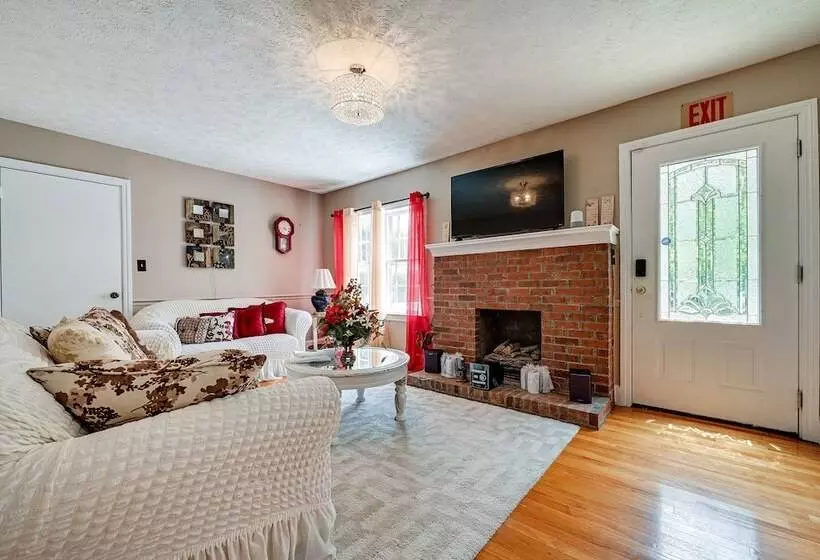 Home In Temple W/ Screened Porch + Gas Fireplace!