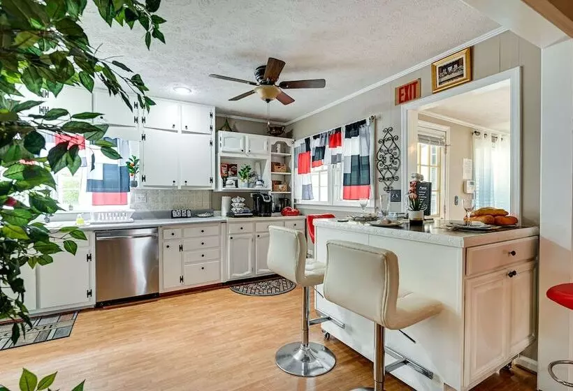 Home In Temple W/ Screened Porch + Gas Fireplace!