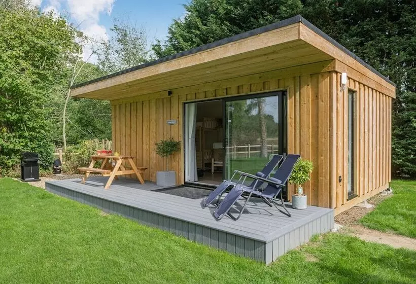 Hotelli Luxury City To Country Retreat Lodge With Hot Tub