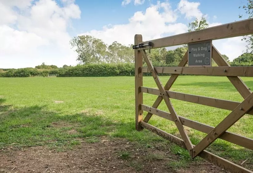 Hotelli Luxury City To Country Retreat Lodge With Hot Tub