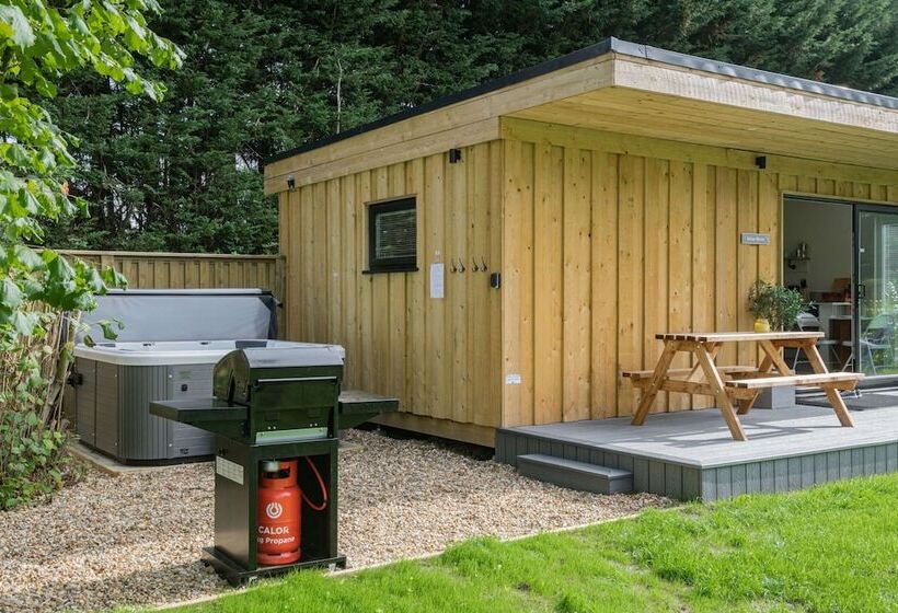 هتل Luxury City To Country Retreat Lodge With Hot Tub