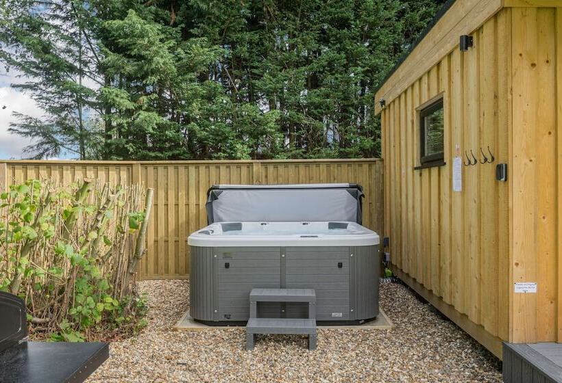 هتل Luxury City To Country Retreat Lodge With Hot Tub