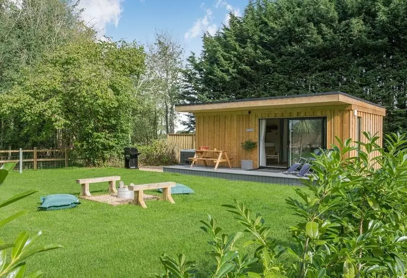 Hotelli Luxury City To Country Retreat Lodge With Hot Tub