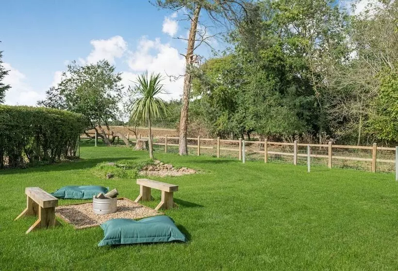 Hotelli Luxury City To Country Retreat Lodge With Hot Tub