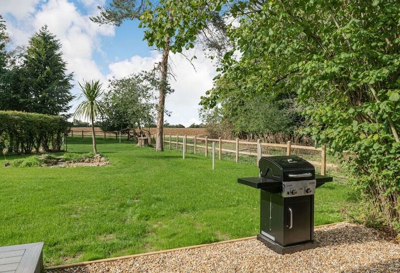 هتل Luxury City To Country Retreat Lodge With Hot Tub