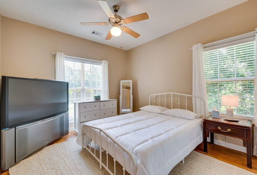 Inviting Austell Home: 14 Mi To Downtown Atlanta!