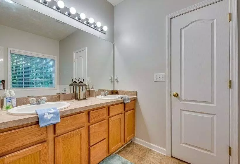 Inviting Austell Home: 14 Mi To Downtown Atlanta!