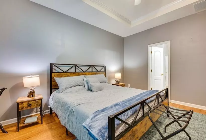 Inviting Austell Home: 14 Mi To Downtown Atlanta!