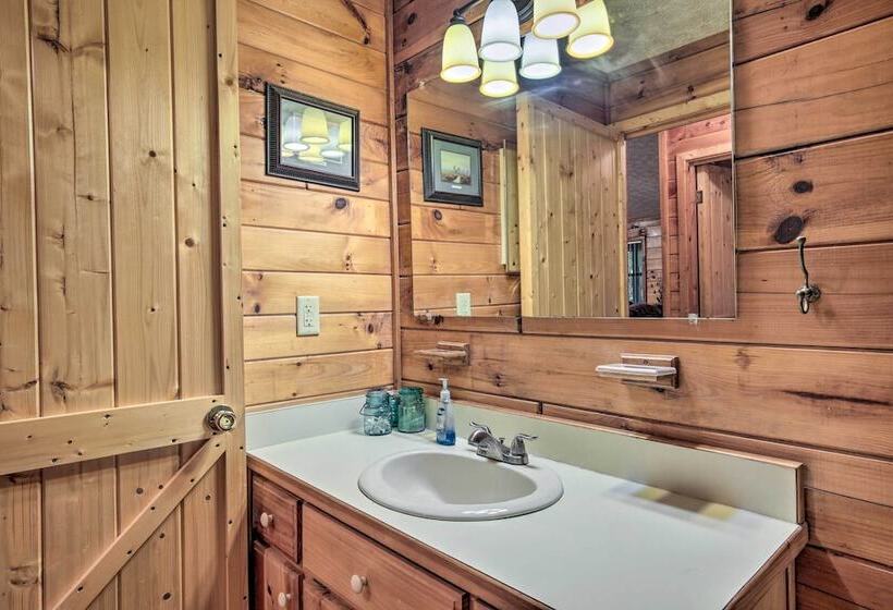 Blairsville Cabin W/ Private Hot Tub!