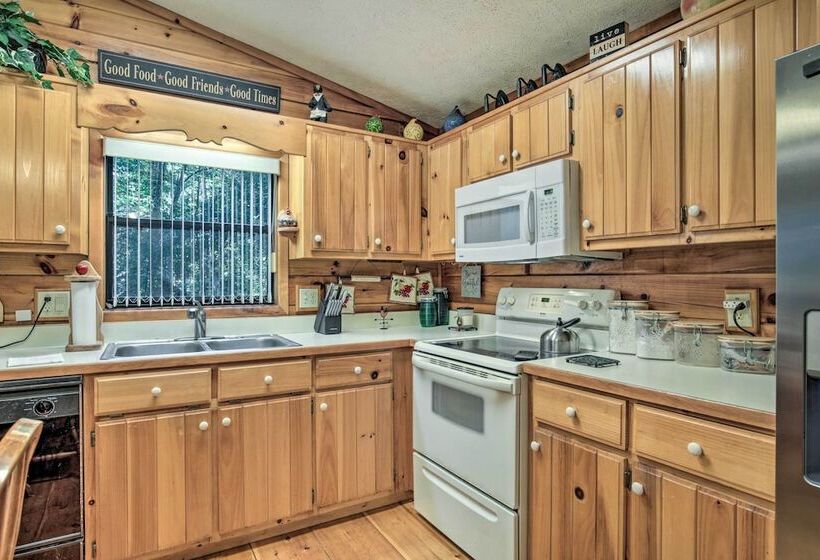 Blairsville Cabin W/ Private Hot Tub!