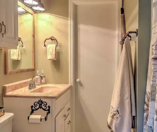 Isle Of Wight Tri Level Home W/ Private Boat Dock!