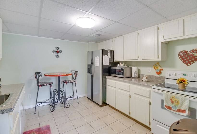 Kingston Home W/ Shared Pool   23 Mi To Lakepoint!