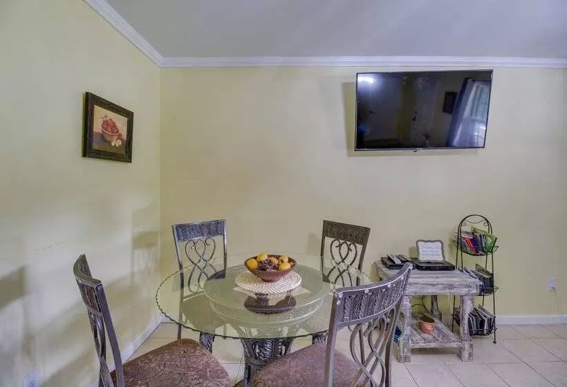 Kingston Home W/ Shared Pool   23 Mi To Lakepoint!