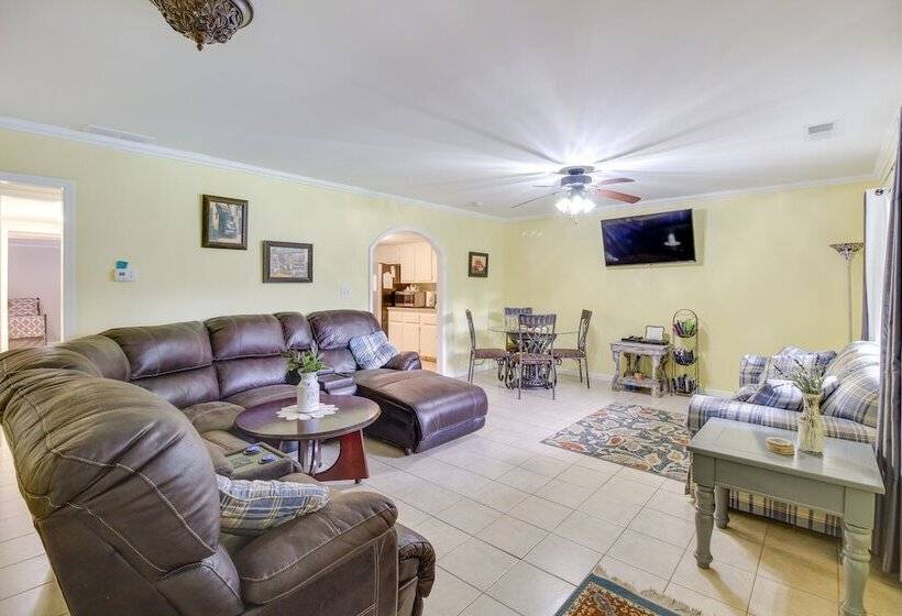 Kingston Home W/ Shared Pool   23 Mi To Lakepoint!