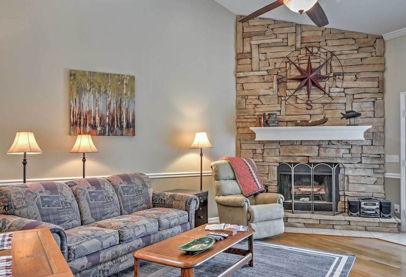 Lakefront Hiawassee Home W/ Boat Dock & Hot Tub!