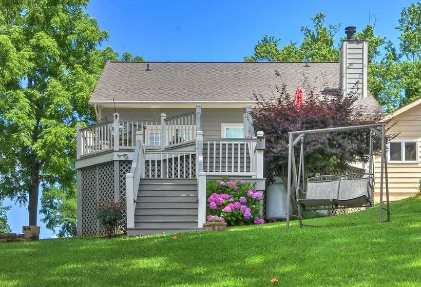 Lakefront Hiawassee Home W/ Boat Dock & Hot Tub!