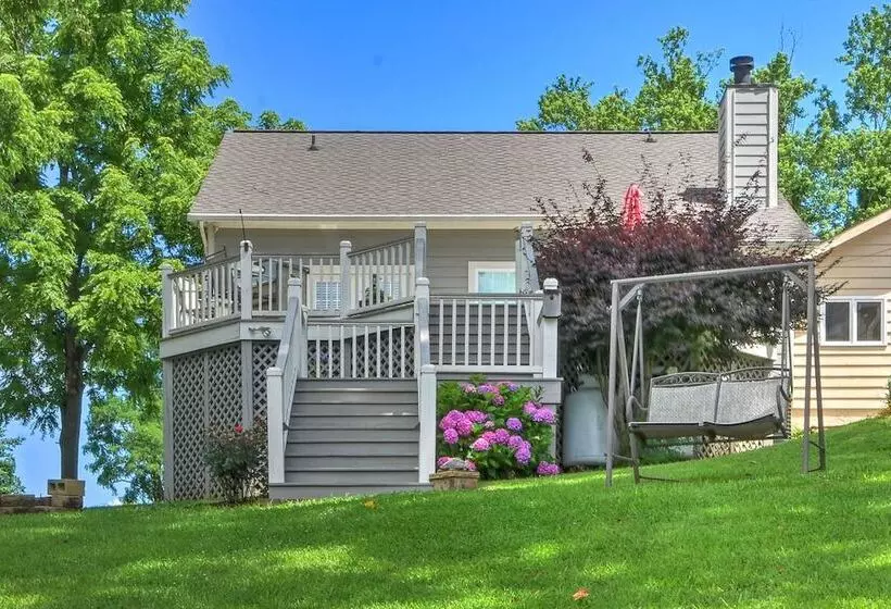Lakefront Hiawassee Home W/ Boat Dock & Hot Tub!