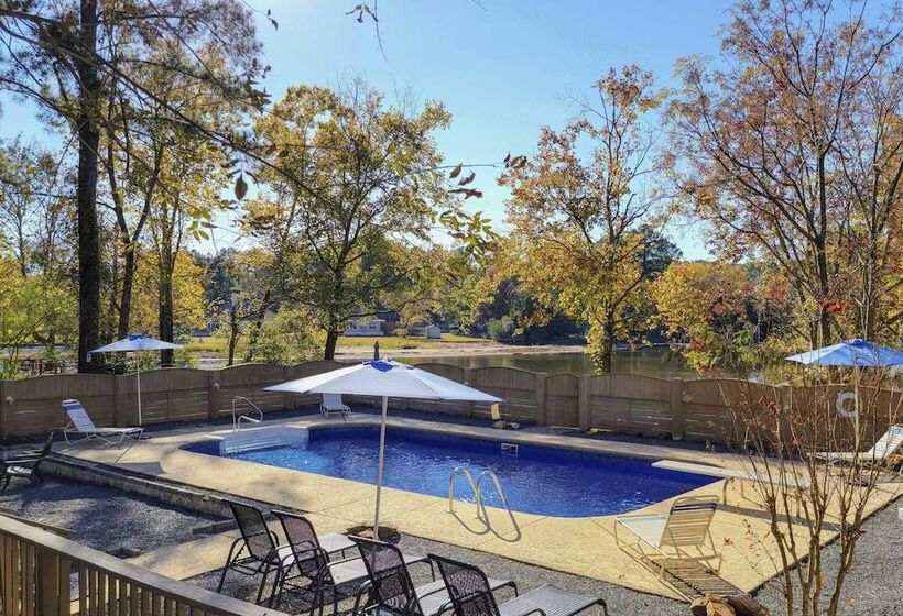 Lakefront Macon Home W/ Pool, Dock & Fishing!