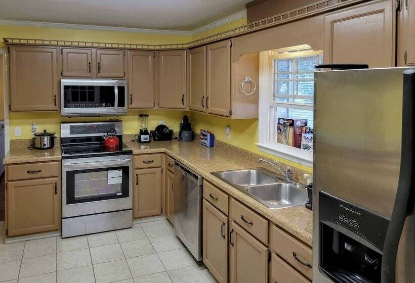 Lakefront Macon Home W/ Pool, Dock & Fishing!