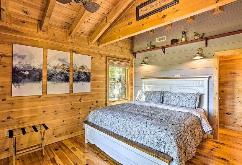 Lovely Log Cabin + Bunkhouse W/ Views & Yard!