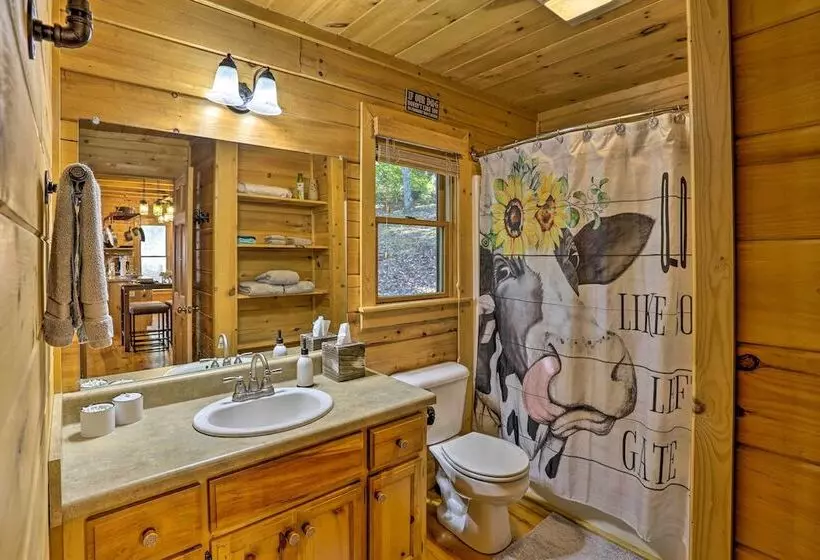 Lovely Log Cabin + Bunkhouse W/ Views & Yard!