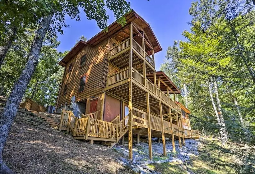 Lovely Log Cabin + Bunkhouse W/ Views & Yard!