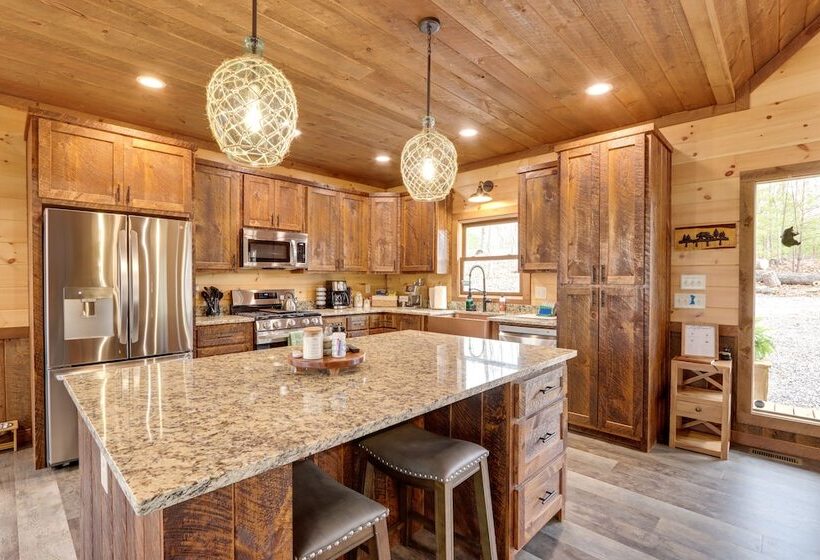 Luxe Morganton Cabin: Hot Tub, Fire Pit, Game Room