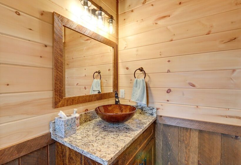 Luxe Morganton Cabin: Hot Tub, Fire Pit, Game Room