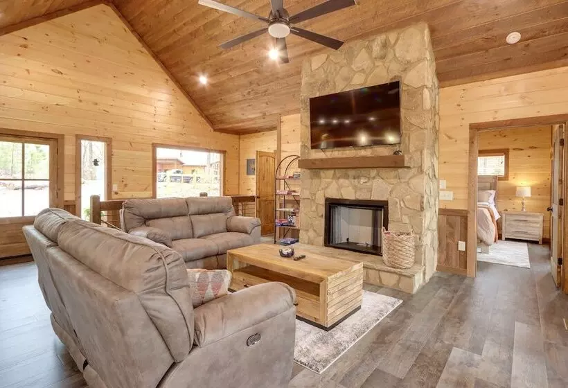 Luxe Morganton Cabin: Hot Tub, Fire Pit, Game Room