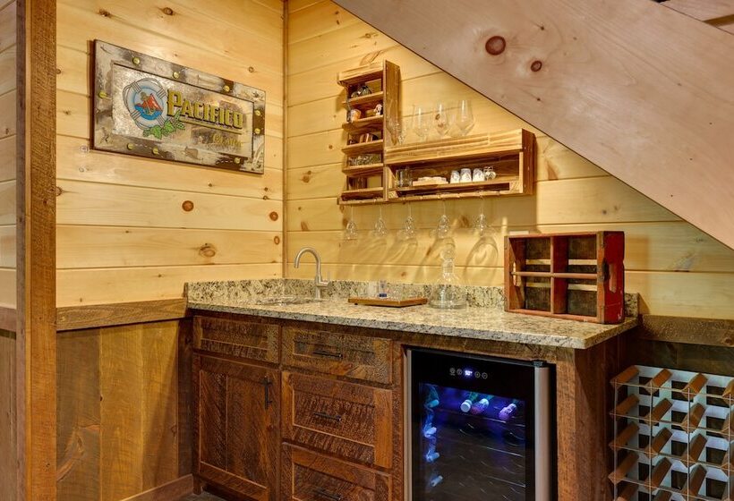 Luxe Morganton Cabin: Hot Tub, Fire Pit, Game Room
