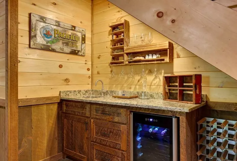Luxe Morganton Cabin: Hot Tub, Fire Pit, Game Room