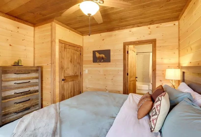 Luxe Morganton Cabin: Hot Tub, Fire Pit, Game Room