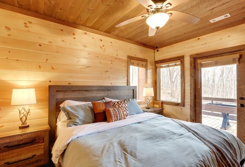 Luxe Morganton Cabin: Hot Tub, Fire Pit, Game Room