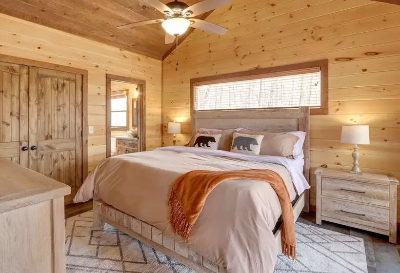 Luxe Morganton Cabin: Hot Tub, Fire Pit, Game Room