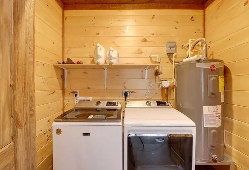 Luxe Morganton Cabin: Hot Tub, Fire Pit, Game Room