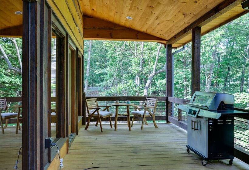 Luxe Morganton Cabin: Hot Tub, Fire Pit, Game Room