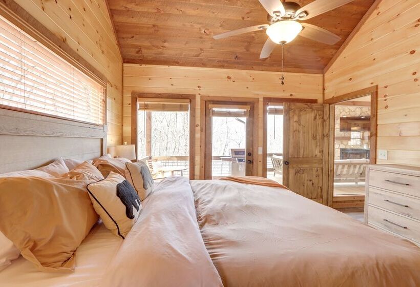 Luxe Morganton Cabin: Hot Tub, Fire Pit, Game Room