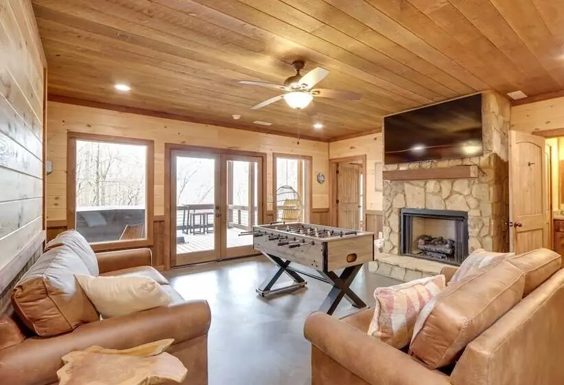 Luxe Morganton Cabin: Hot Tub, Fire Pit, Game Room