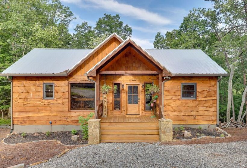 Luxe Morganton Cabin: Hot Tub, Fire Pit, Game Room