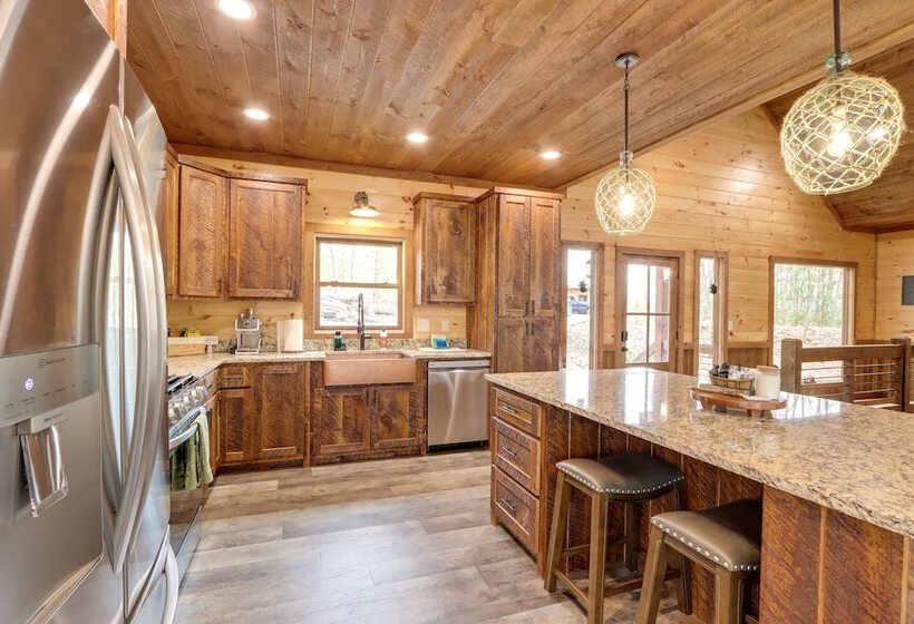 Luxe Morganton Cabin: Hot Tub, Fire Pit, Game Room