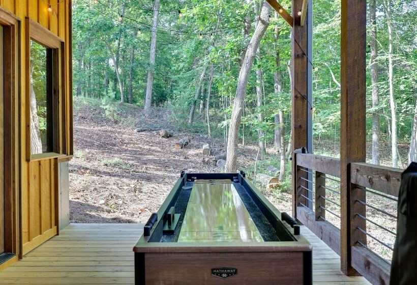 Luxe Morganton Cabin: Hot Tub, Fire Pit, Game Room