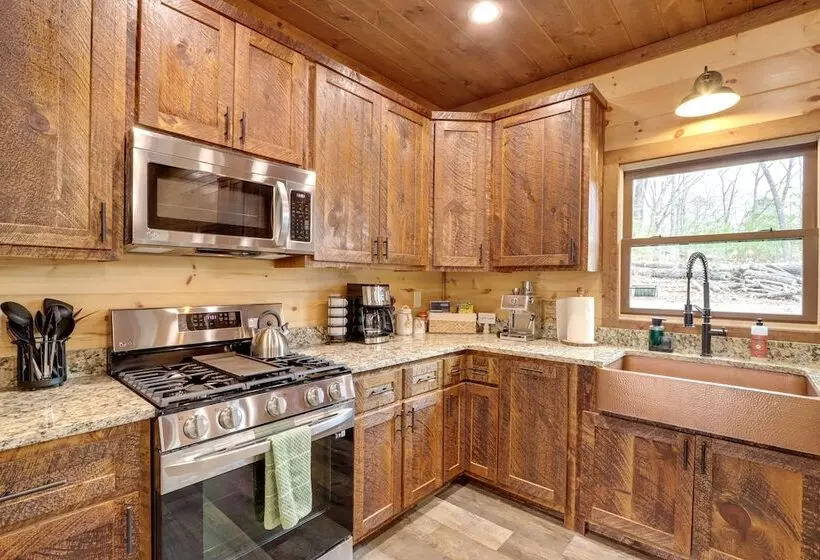 Luxe Morganton Cabin: Hot Tub, Fire Pit, Game Room