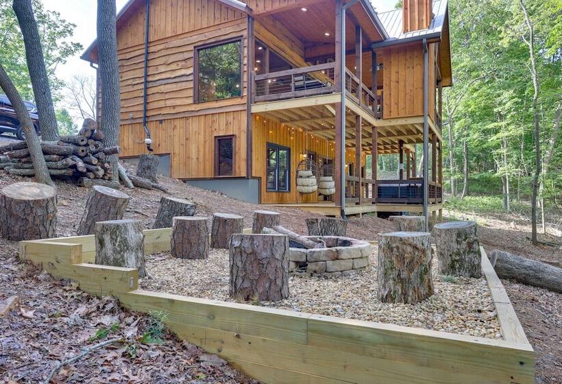 Luxe Morganton Cabin: Hot Tub, Fire Pit, Game Room